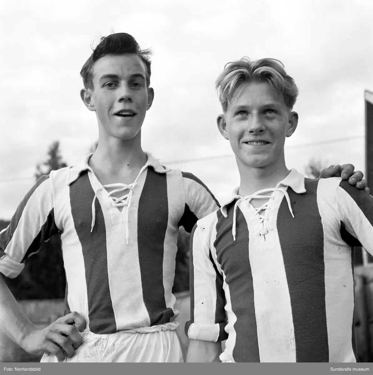 Expressens juniorcup i fotboll med lagbilder och spelarbilder. Ljunga IF, Rundvik, Ljusne och Kiruna. Okänt var cupen spelades.