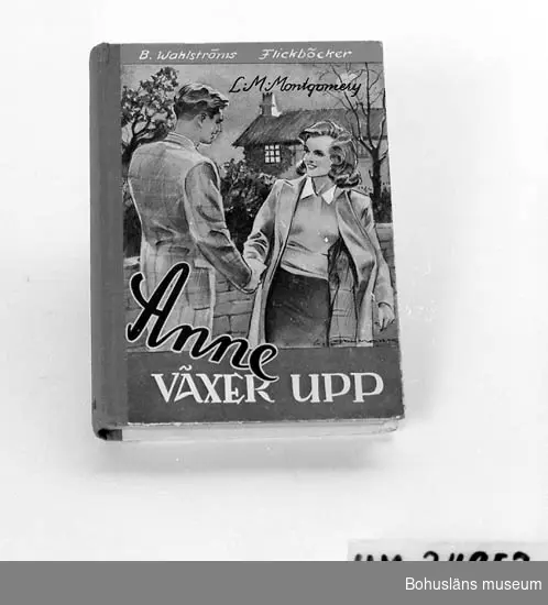 471 Tillverkningstid 1941
410 Mått/Vikt !L:17.5, B:12.5 CM
594 Landskap BOHUSLÄN
601 Titel:"Anne växer upp". Författare: L.M. Montgomery. Röd rygg av
602 textil. Tecknad bild som omslag, motiv: En man och en kvinna skakar
603 hand. I bakgrunden är det ett hus i en trädgård.
604 På försättsbladet står det skrivet med blyerts:"Till Gunvor från
605 Kajsa och Marianne."