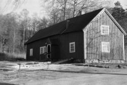 "Gunnes" i Hällesåkers by, 1987-09-13. Ladugården är riven m