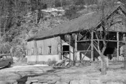 "Gunnes" i Hällesåkers by, 1987-09-13. Ladugården är riven m