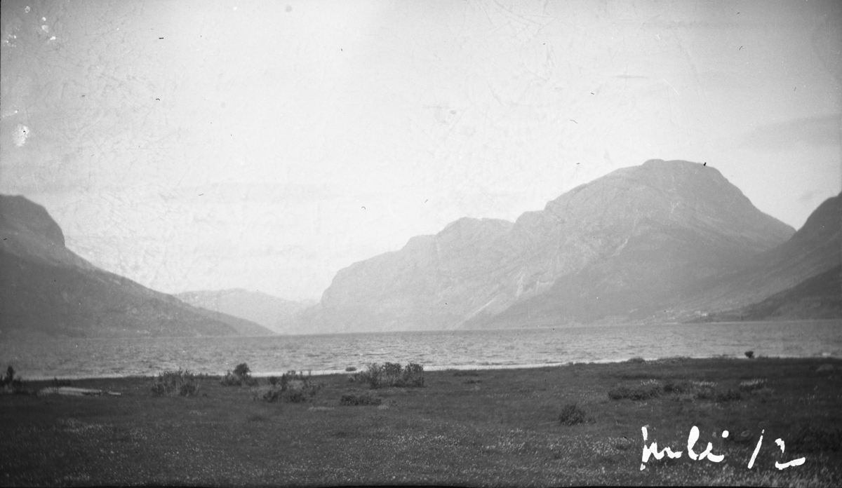 Feriebilde. Landskap, fjellvann. Bildet er tatt i juli, 1912

Fotoarkivet etter Gunnar Knudsen.