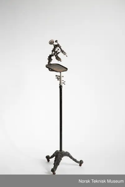 Stativ på trebenet jernfot m/hjul.