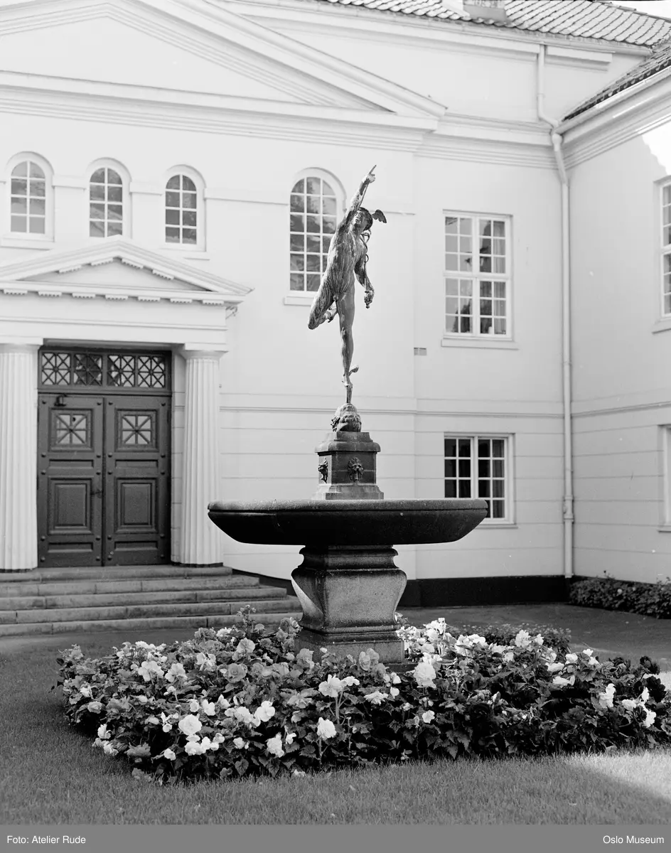 Børsen, gårdsinteriør, hage, Merkur-skulptur