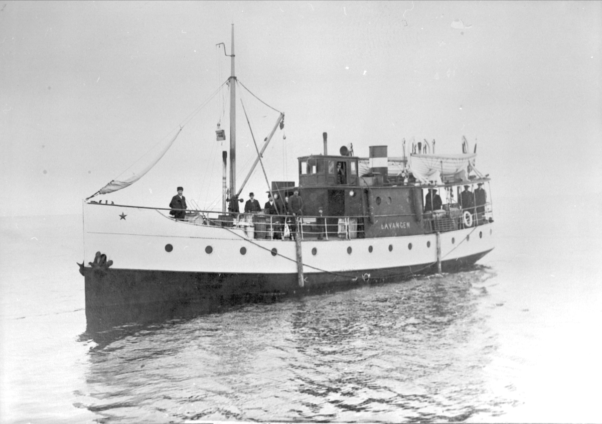 Lokalbåten m/s "Lavangen", fotografert med personer på dekk.