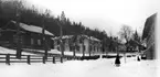 Parti av Svartvik. Från vänster ses bostadshus (Amanda och Helmer Edlund), brukskontoret, prästgården samt kyrkan längst bort efter gatan. Till höger skymtar handelsboden.