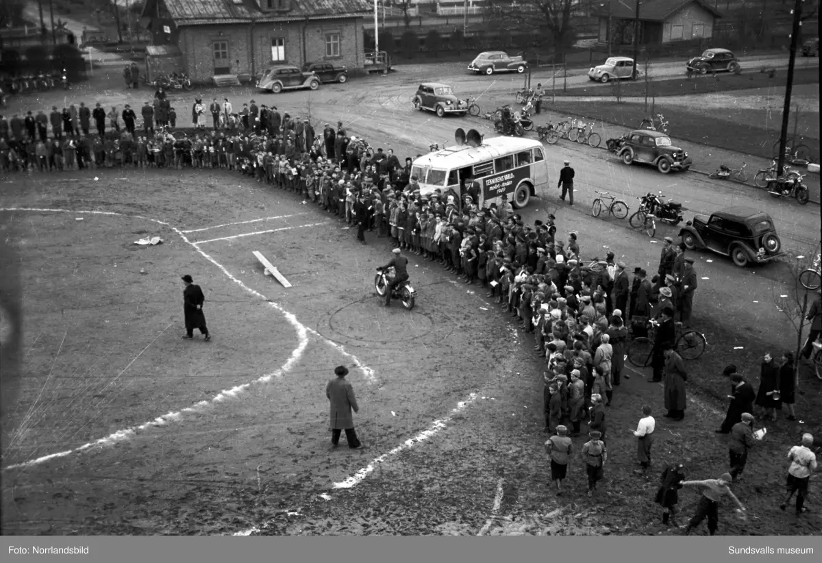 Reportagebilder från Teknikens värld:s turnerande motorshow Motorrodeo 1949. Racerbana iordningställd vid Åkersvik, Västra station, Kronohäktet.