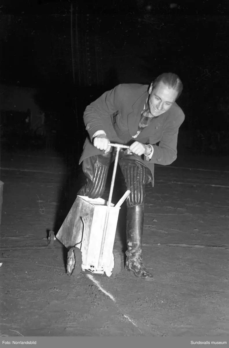 Reportagebilder från Teknikens värld:s turnerande motorshow Motorrodeo 1949. Racerbana iordningställd vid Åkersvik, Västra station, Kronohäktet.