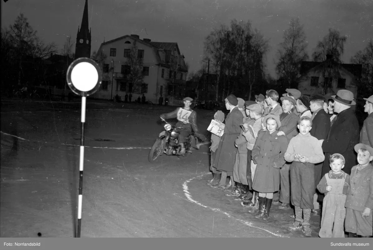 Reportagebilder från Teknikens värld:s turnerande motorshow Motorrodeo 1949. Racerbana iordningställd vid Åkersvik, Västra station, Kronohäktet.