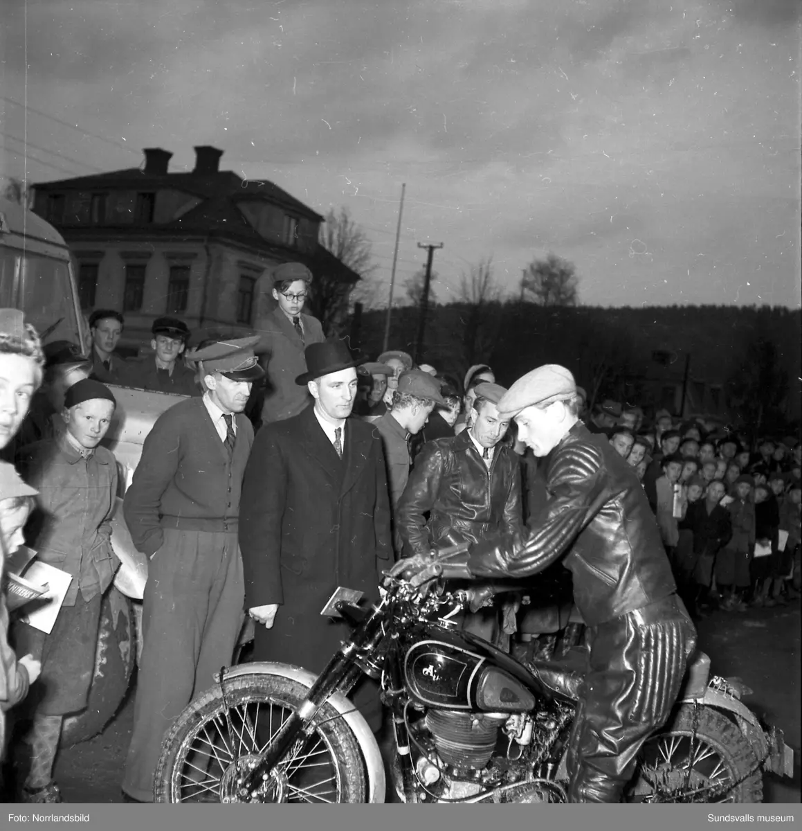 Reportagebilder från Teknikens värld:s turnerande motorshow Motorrodeo 1949. Racerbana iordningställd vid Åkersvik, Västra station, Kronohäktet.