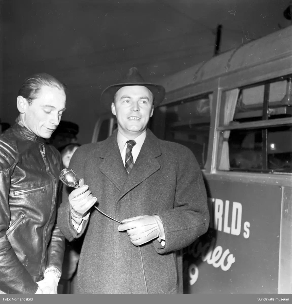 Reportagebilder från Teknikens värld:s turnerande motorshow Motorrodeo 1949. Racerbana iordningställd vid Åkersvik, Västra station, Kronohäktet.