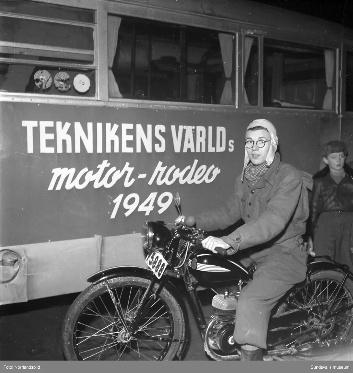 Reportagebilder från Teknikens värld:s turnerande motorshow Motorrodeo 1949. Racerbana iordningställd vid Åkersvik, Västra station, Kronohäktet.