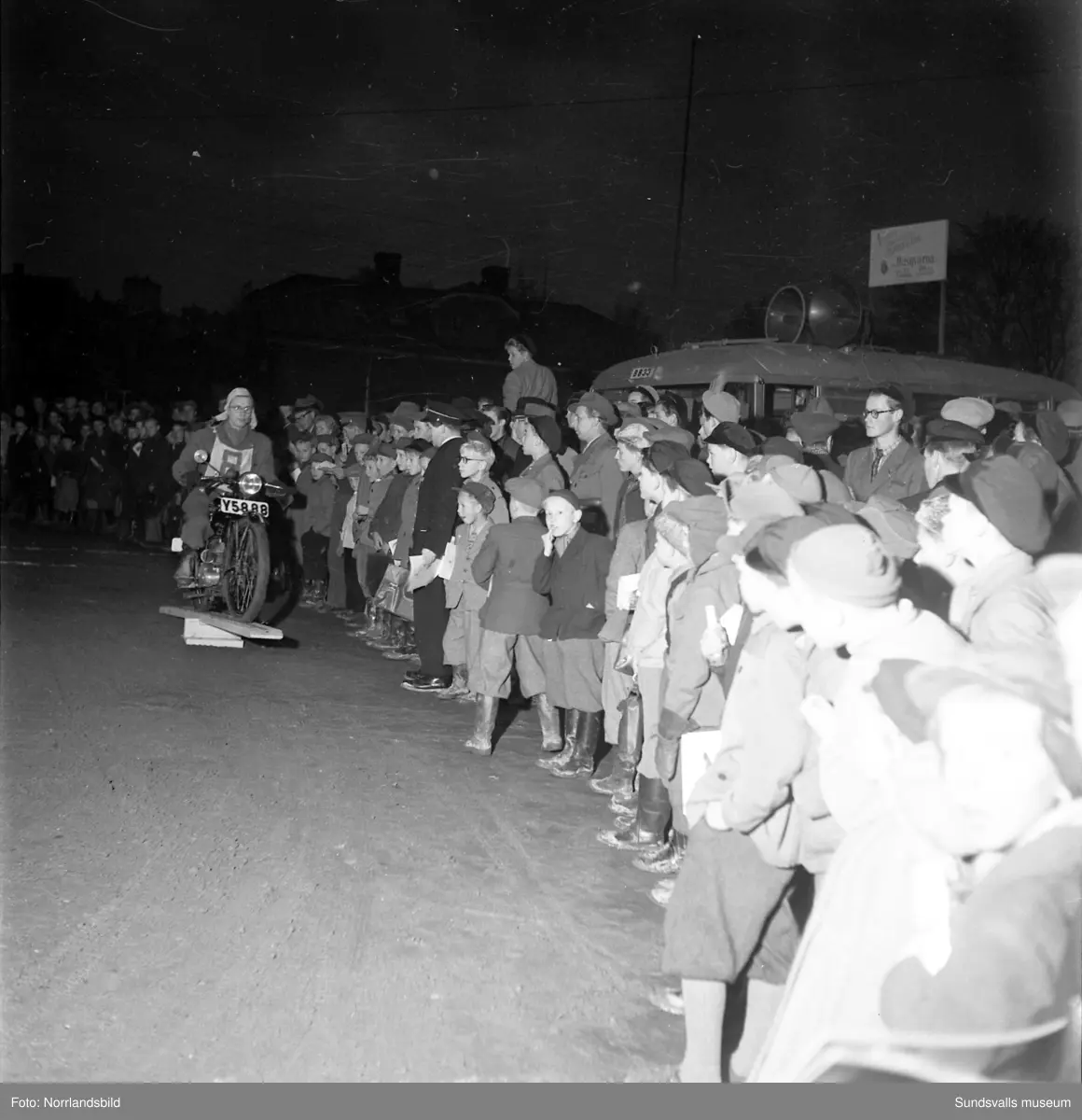Reportagebilder från Teknikens värld:s turnerande motorshow Motorrodeo 1949. Racerbana iordningställd vid Åkersvik, Västra station, Kronohäktet.
