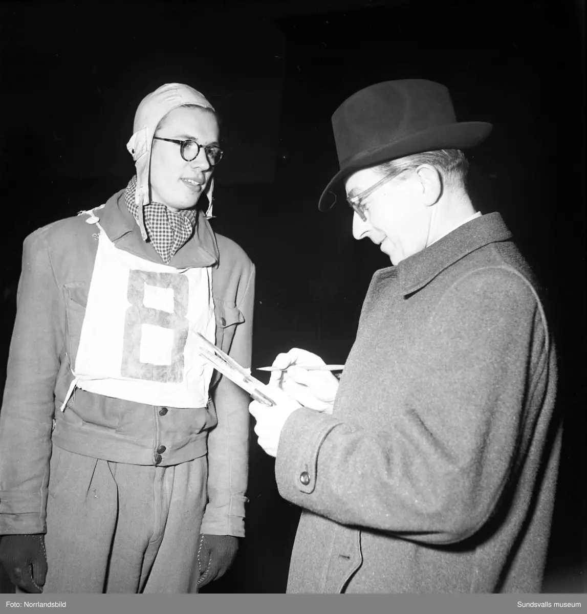 Reportagebilder från Teknikens värld:s turnerande motorshow Motorrodeo 1949. Racerbana iordningställd vid Åkersvik, Västra station, Kronohäktet.