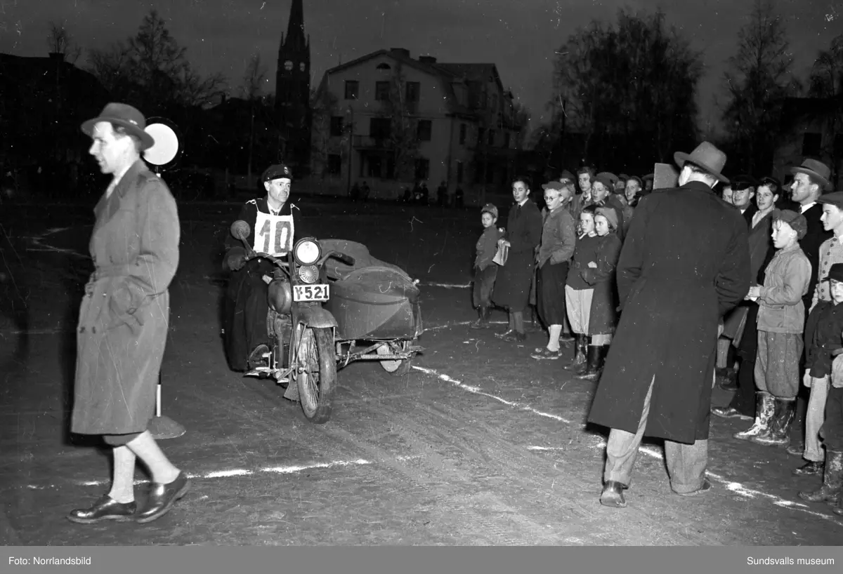 Reportagebilder från Teknikens värld:s turnerande motorshow Motorrodeo 1949. Racerbana iordningställd vid Åkersvik, Västra station, Kronohäktet.