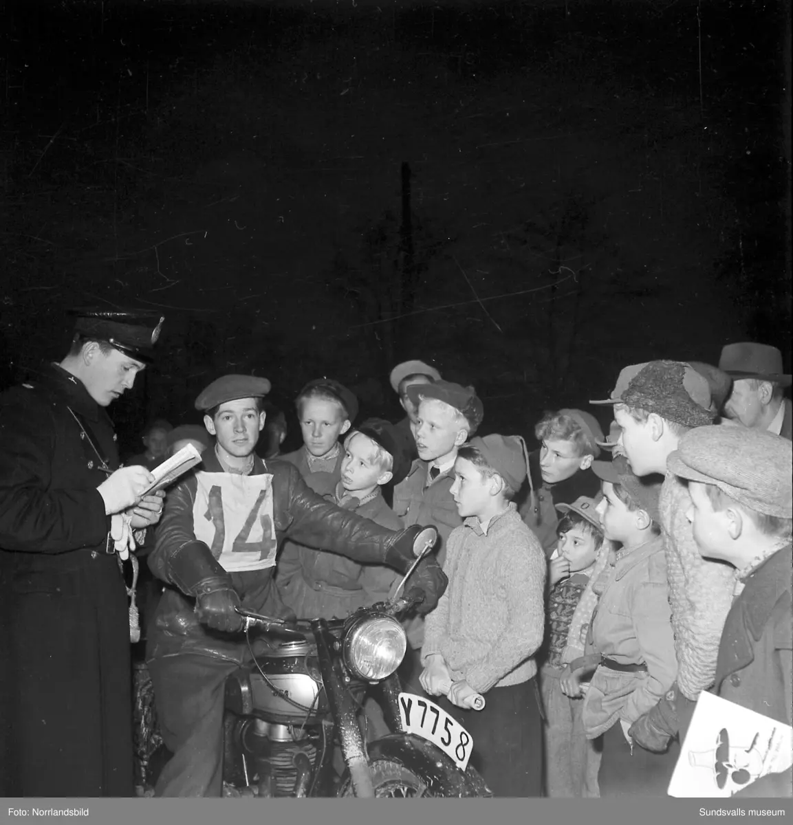 Reportagebilder från Teknikens värld:s turnerande motorshow Motorrodeo 1949. Racerbana iordningställd vid Åkersvik, Västra station, Kronohäktet.