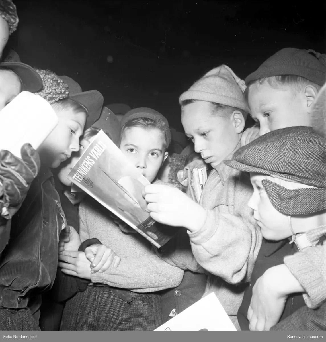 Reportagebilder från Teknikens värld:s turnerande motorshow Motorrodeo 1949. Racerbana iordningställd vid Åkersvik, Västra station, Kronohäktet.