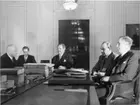 Wargöns AB.

Styrelsen för Wargöns AB, samlad till sammanträde på Skandinaviska Bankens kontor i Stockholm den 6 maj 1949, då bl.a. programmet för jubileumsfestligheterna fastställdes. Fr.v. vid styrelsebordet disponent Helmer de Verdier, disponent Th. Wigelius, bankdirektör Erik Lundh och direktör Manfred Kjellander. I bakgrunden sekreteraren, ombudsmannen Risholm.