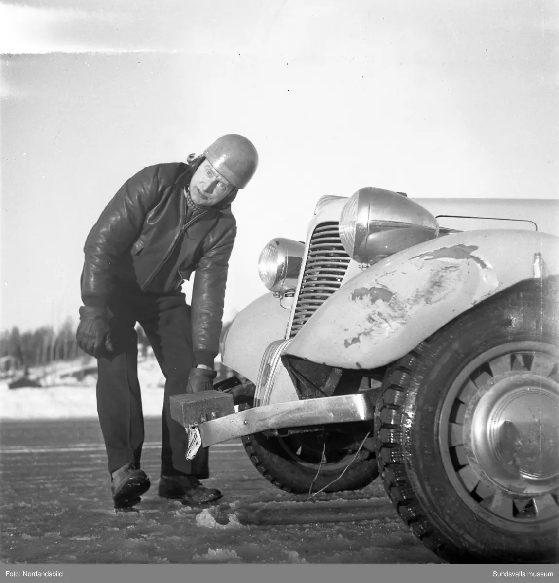 Biltävlingar på Bergsåkers travbana 1950.