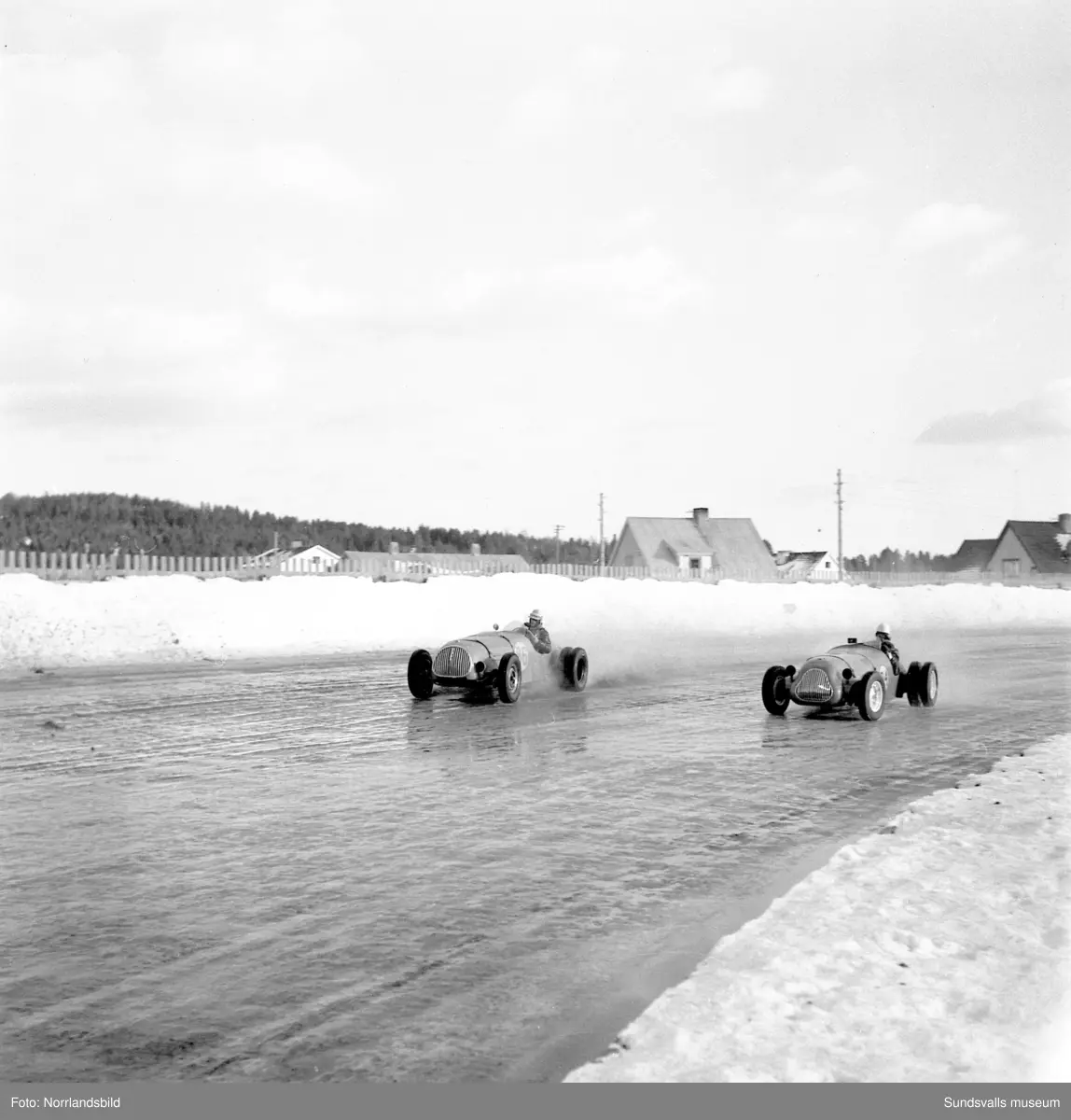 Biltävlingar på Bergsåkers travbana 1950.