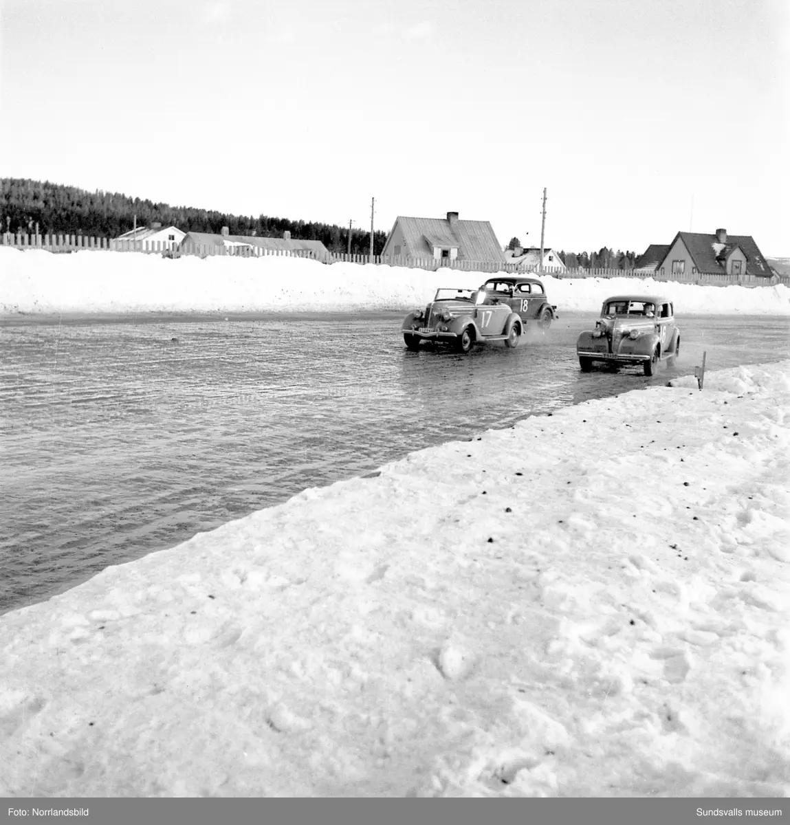 Biltävlingar på Bergsåkers travbana 1950.