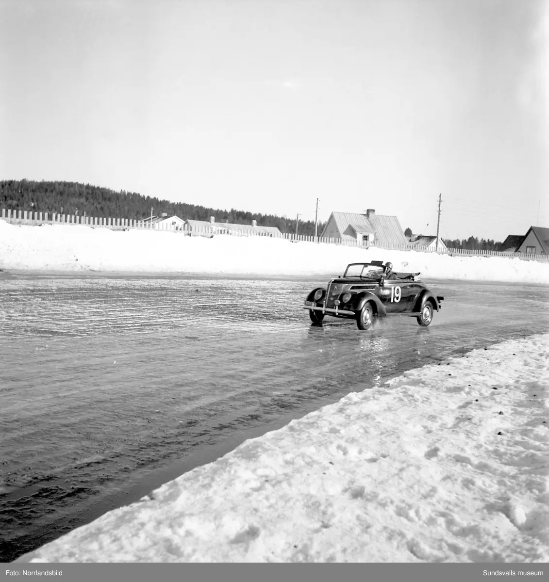 Biltävlingar på Bergsåkers travbana 1950.