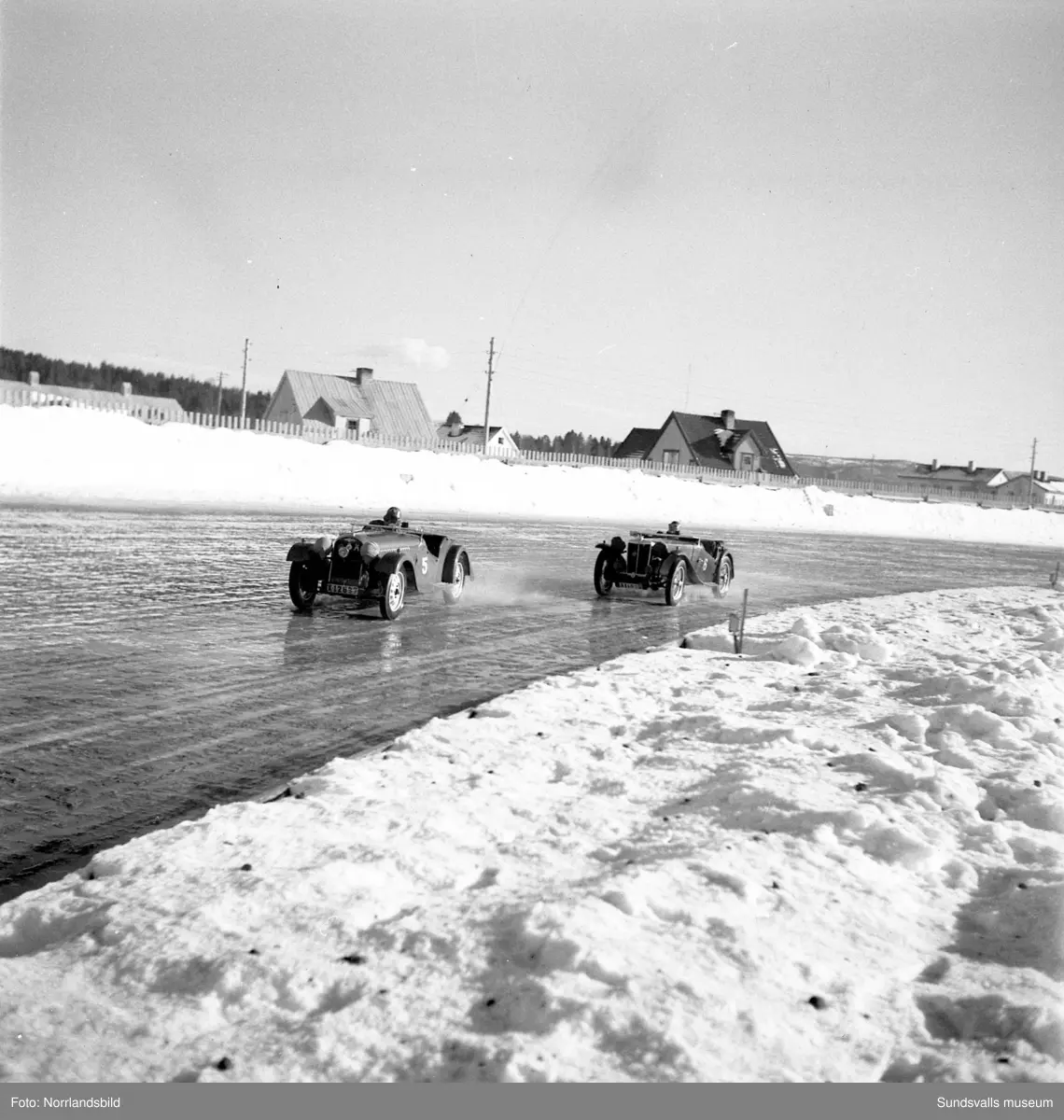 Biltävlingar på Bergsåkers travbana 1950.