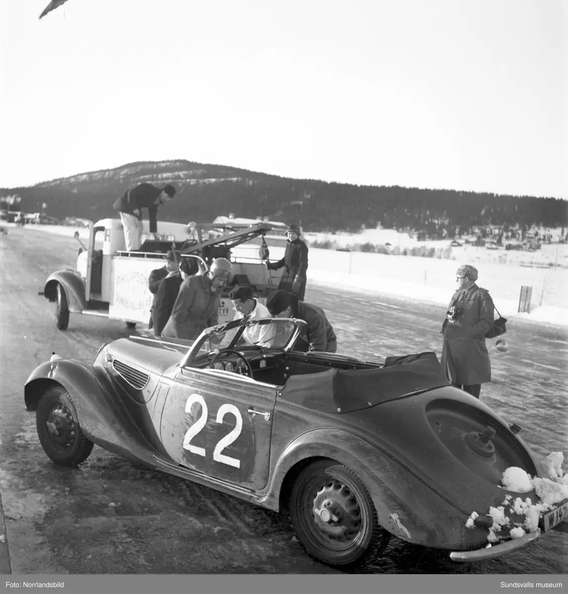 Biltävlingar på Bergsåkers travbana 1950.