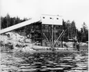 Wargöns AB.

Kvartslastning på båt i Fröskog 1956.

Lastbåten Idog (liggande ytterst på bilden) byggd 1888 i Kristinehamn för trafik på Norrlandskusten. Kom åter till Vänern runt 1937, och uppskattas då ha dragit runt 1270 laster genom Snäcke kanal. Lastad med ca 100 ton kvarts gjorde hon intrycket av en ubåt, vilket man kan se på fotografiet. Kvartstrafiken på Snäcke kanal mellan Fröskog - Vargön pågick fram till 1971, sen tog lastbilarna över.