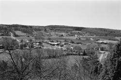 Vy från Börsåsberget över Hällesåkersby, 1991.