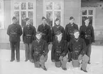 Elever vid vicekorpralskolan på F 3 Östgöta flygflottilj, 1940-1941. Nio stycken elever. Grupporträtt framför byggnad, vintertid.