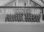 Elever och lärare vid furirskolan på F 3 Östgöta flygflottilj, 1940-1941. Grupporträtt framför byggnad.