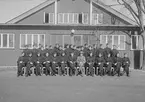 Elever och lärare vid korpralskolan för mekaniker på F 3 Östgöta flygflottilj, 1940-1941. Grupporträtt framför byggnad.