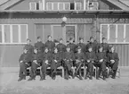 Elever och lärare vid vicekorpralskolan på F 3 Östgöta flygflottilj, 1940-1941. 17 stycken personer. Grupporträtt framför byggnad.