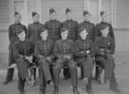 Elever vid korpralskolan för vapensmeder på F 3 Östgöta flygflottilj, 1941. 11 stycken elever. Grupporträtt framför byggnad.