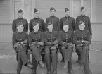 Elever vid korpralskolan för vapensmeder på F 3 Östgöta flygflottilj, 1941. 10 stycken elever. Grupporträtt framför byggnad.