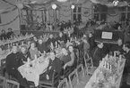 Julbord på marketenteriet på F 3 Östgöta flygflottilj, julafton 1941. Dukade långbord med gäster.