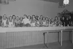 Julbord på marketenteriet på F 3 Östgöta flygflottilj, julafton 1941. Kökspersonal vid uppdukat julbord.