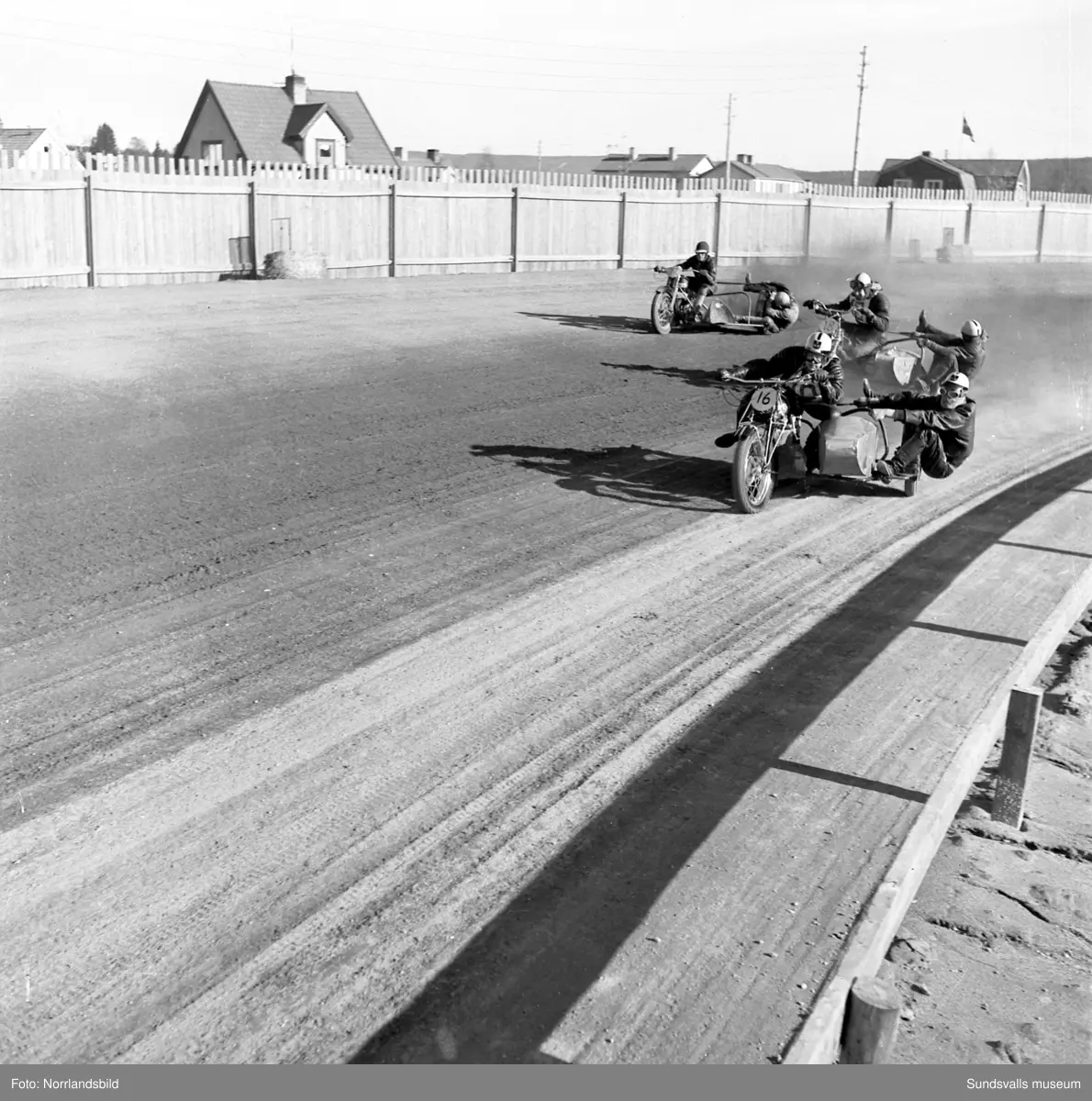Motortävlingar på Bergsåkers travbana. Motorcyklar, sidovagnsekipage och racerbilar.