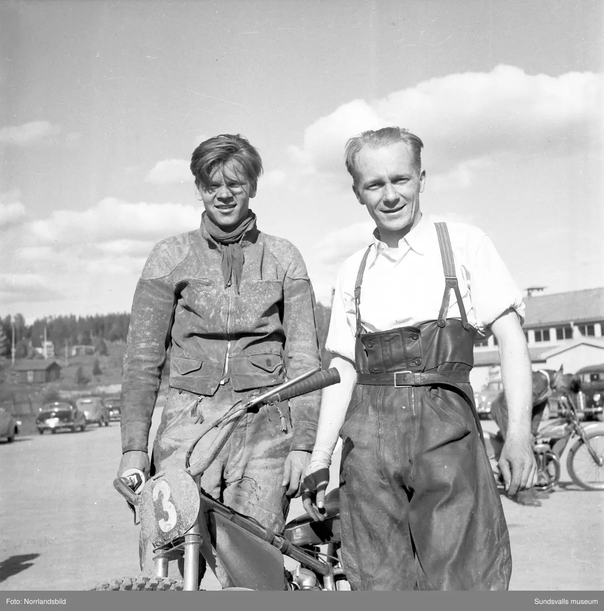 Motortävlingar på Bergsåkers travbana. Motorcyklar, sidovagnsekipage och racerbilar.