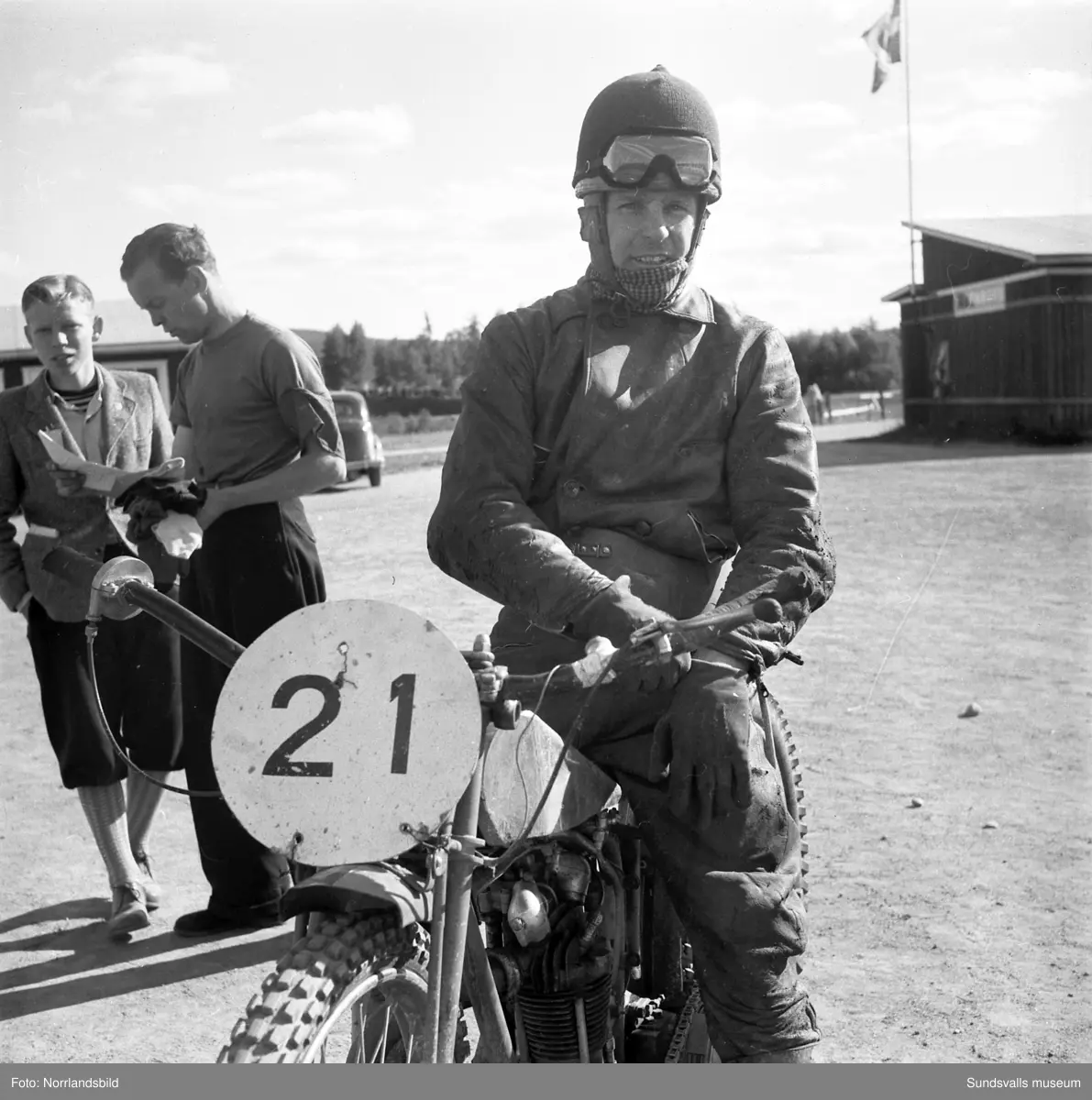 Motortävlingar på Bergsåkers travbana. Motorcyklar, sidovagnsekipage och racerbilar.