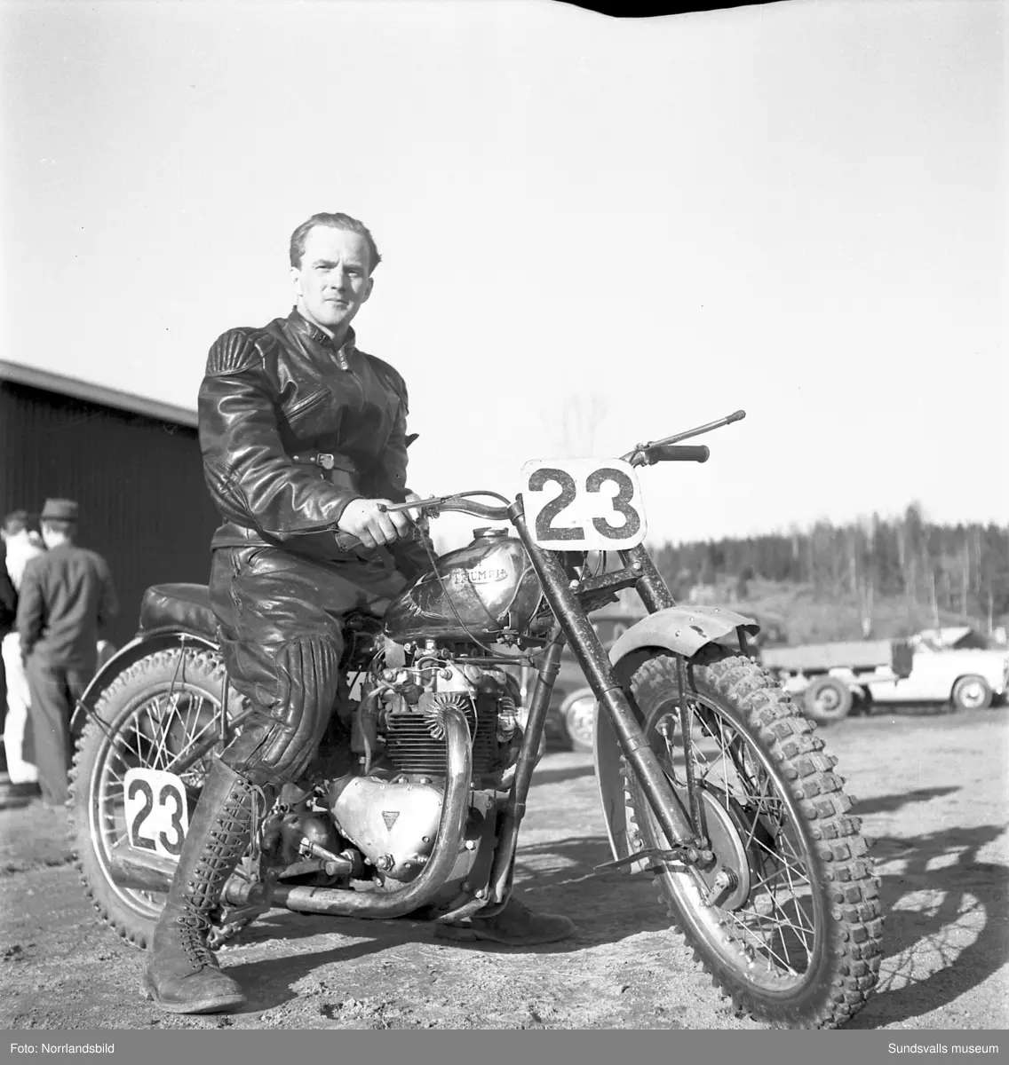 Motortävlingar på Bergsåkers travbana. Motorcyklar, sidovagnsekipage och racerbilar.