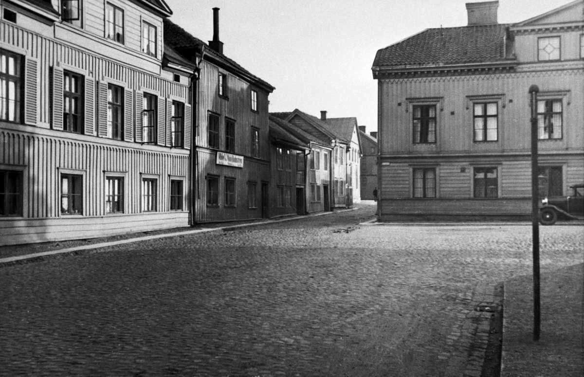 Västra Holmgatan-Arkivgatan 4 i Jönköping. Den östra delen av fastigheten revs på 1930-talet i samband med gatans breddning. Från norr mot söder.