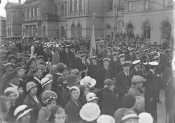 Folkefest ved jernbanestasjonen når sangere fra Latvia ankom