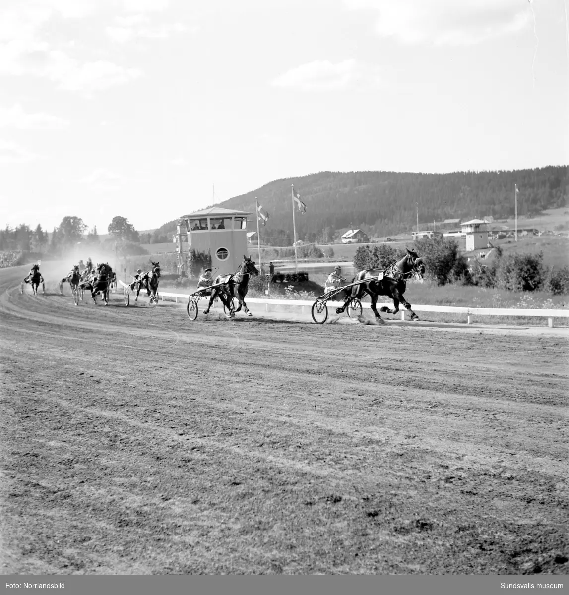 Tävlingar på Bergsåkerstravet 1949 med Nordsvenska Travmästerskapet som vanns av Harry Westergren & Brandver.