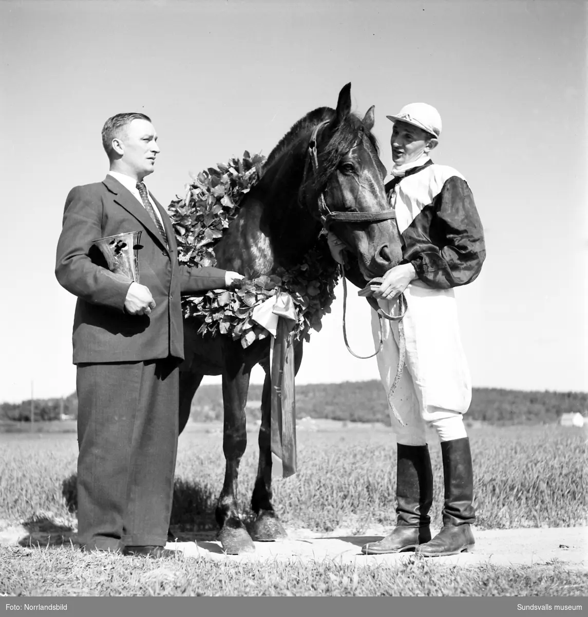 Tävlingar på Bergsåkerstravet 1949 med Nordsvenska Travmästerskapet som vanns av Harry Westergren & Brandver.