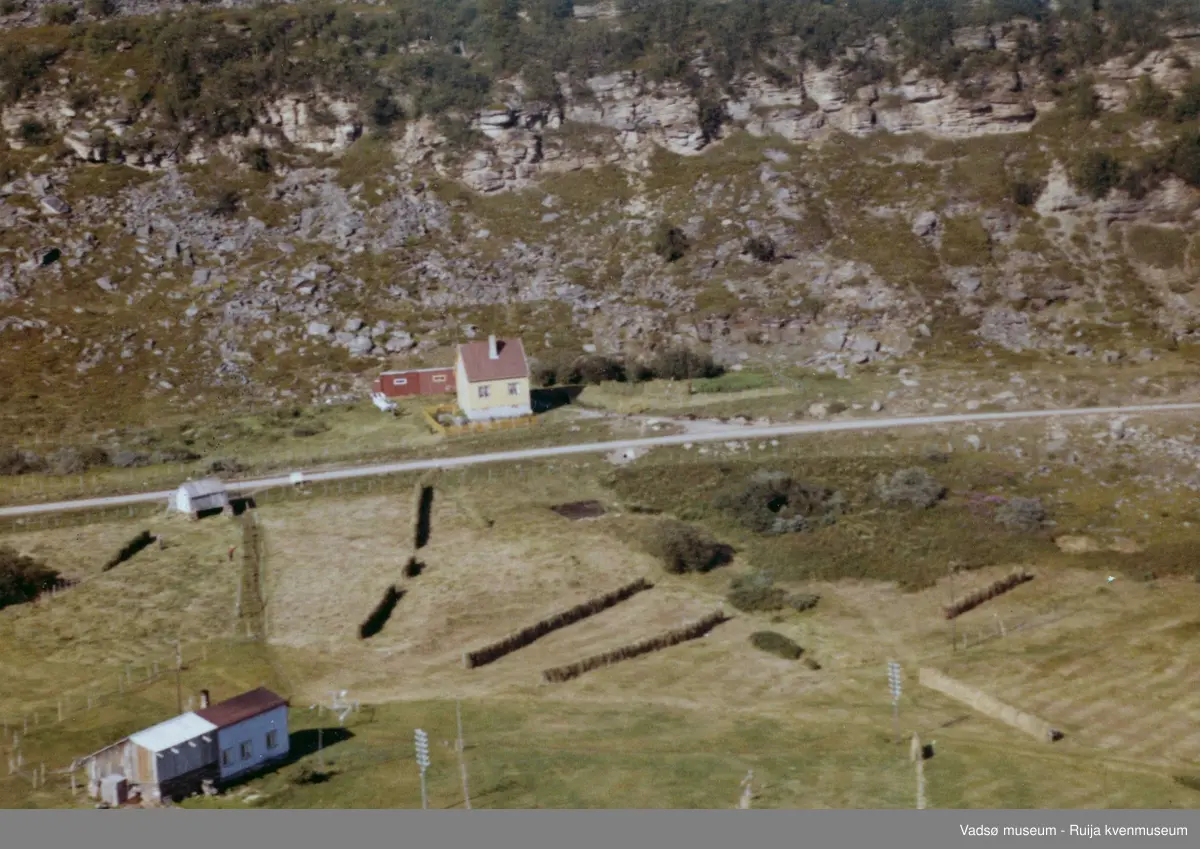 Flyfoto av Perlarsenvik, Vestre Jakobselv, Vadsø kommune, 1963.