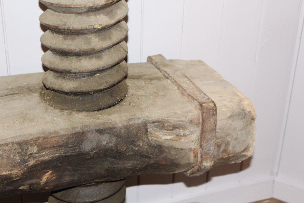 Form: Underligger med hull for skruene. To dreide og gjengede skruer som går gjennom en kraftig planke med jernband rundt i begge ender. Jernband også rundt skruene øverst, naverhull nedenfor for staur/armer som dreier skruene rundt.
