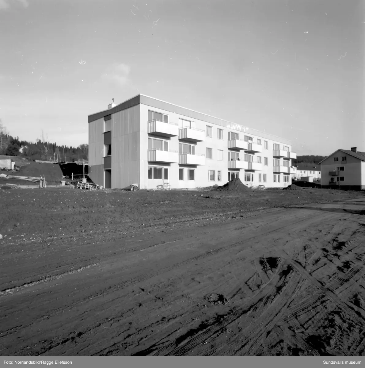 Nybyggnation i Granlo. Herolfs bygger två flerfamiljshus vid Höderbacken. Lyftning och montering av betongplattor med hjälp av gigantiska domkrafter.