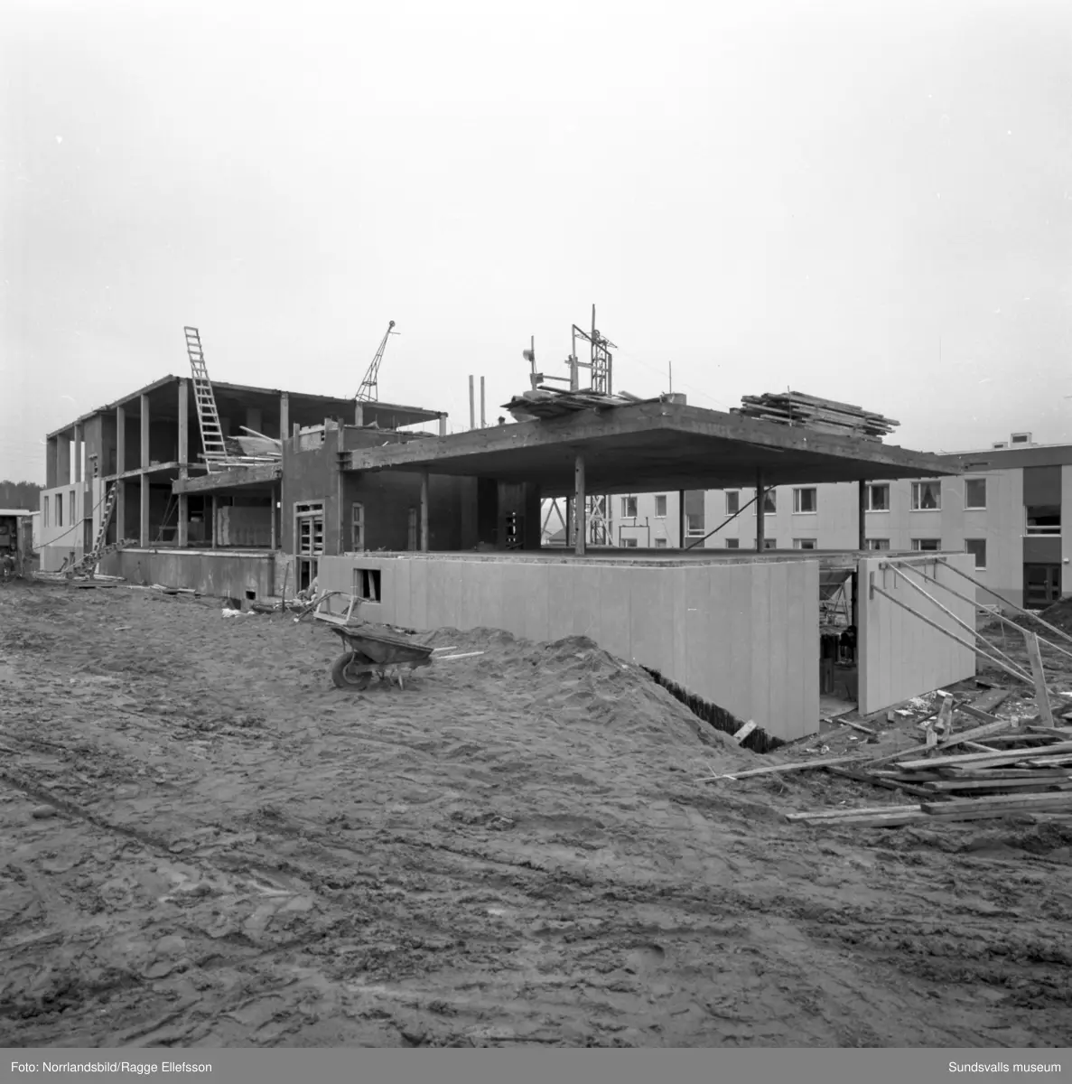 Nybyggnation i Granlo. Herolfs bygger två flerfamiljshus vid Höderbacken. Lyftning och montering av betongplattor med hjälp av gigantiska domkrafter.