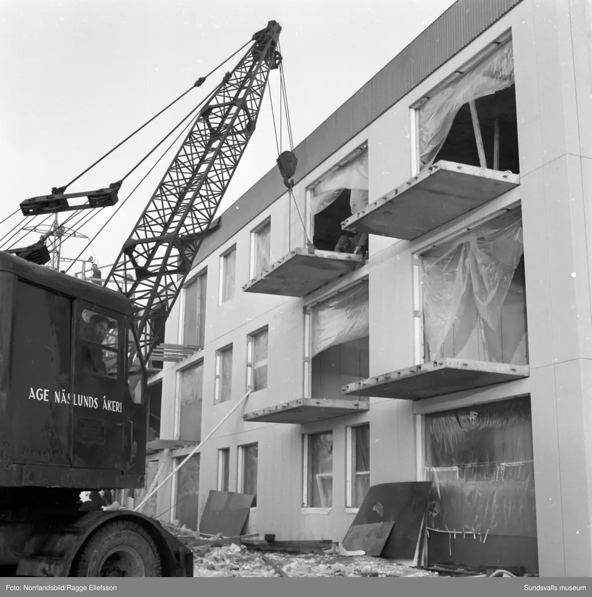 Nybyggnation i Granlo. Herolfs bygger två flerfamiljshus vid Höderbacken. Lyftning och montering av betongplattor med hjälp av gigantiska domkrafter.